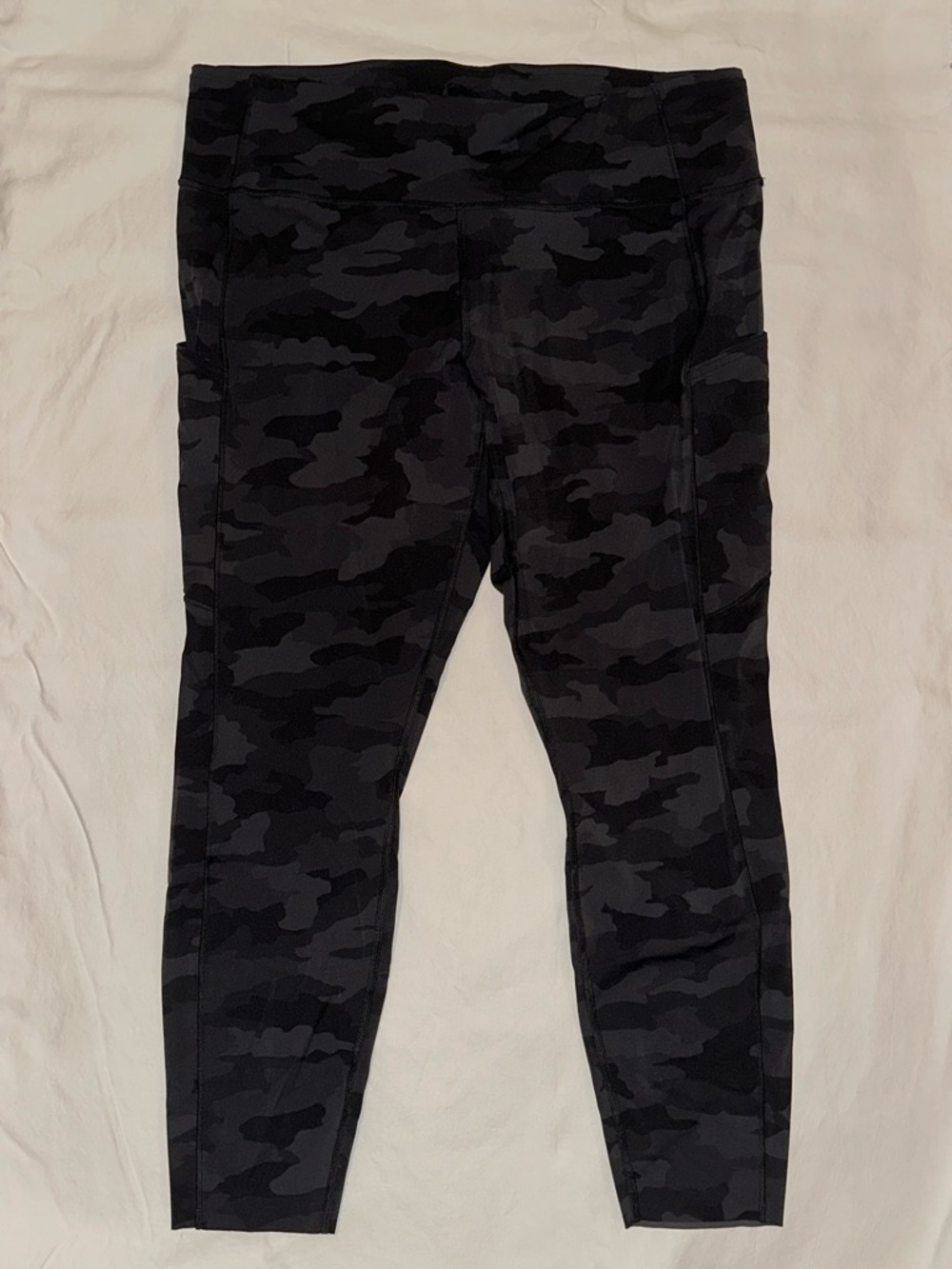 Lululemon women’s black and grey camo Wunder Train capri leggings in size 18